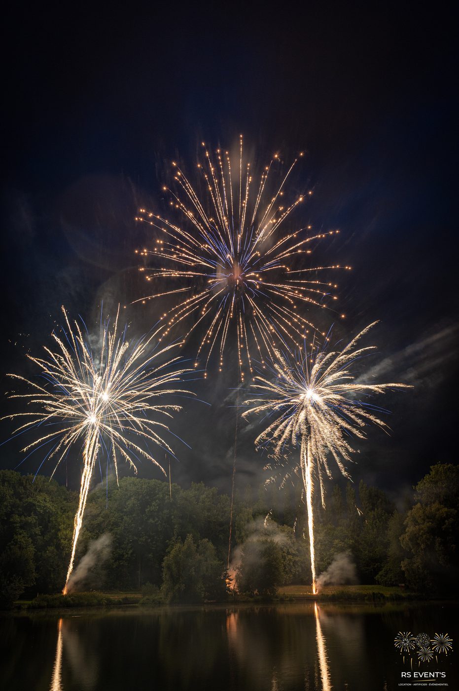 Feu d'artifice reflété sur l'eau